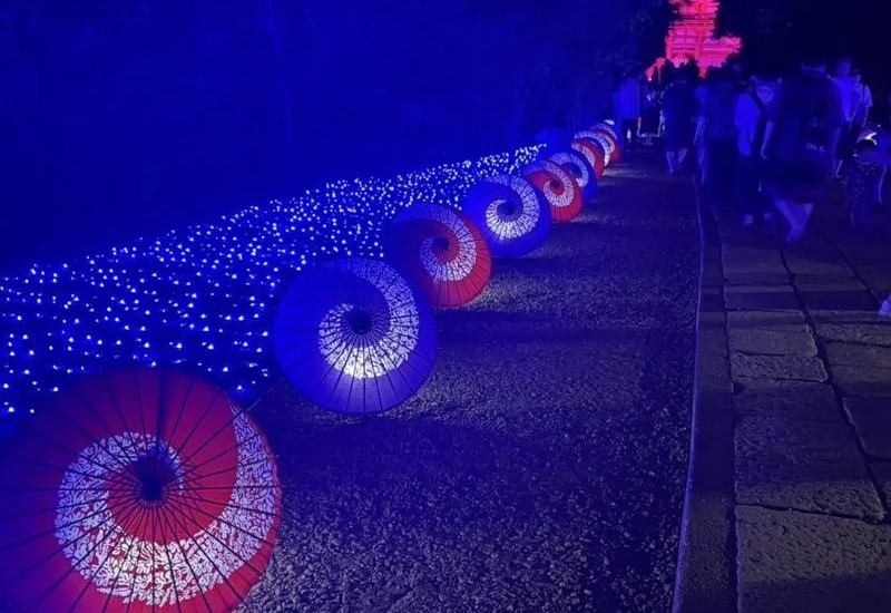 天の川を模した光の回廊！和傘110本とLED2.5万個が彩る武蔵一宮氷川神社のライトアップ