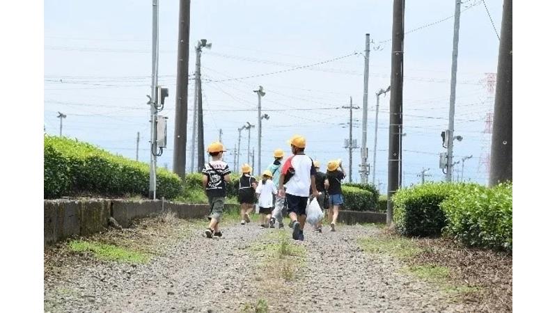 全校児童が茶畑へ！狭山茶のふるさと・入間市で「茶摘み＆オリエンテーリング」体験授業を実施