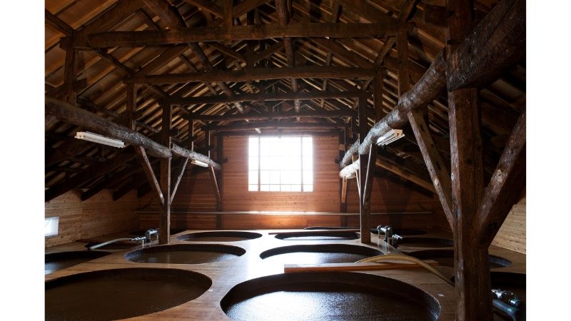 330年以上の歴史を持つ老舗醤油蔵「柴沼醤油醸造」、桶職人による木桶の入れ替え作業を約10日間にわたり公開